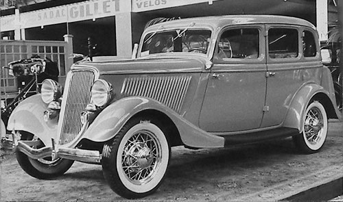 1934 Ford Fordor V8, Model 40-730 De Luxe Touring Sedan.